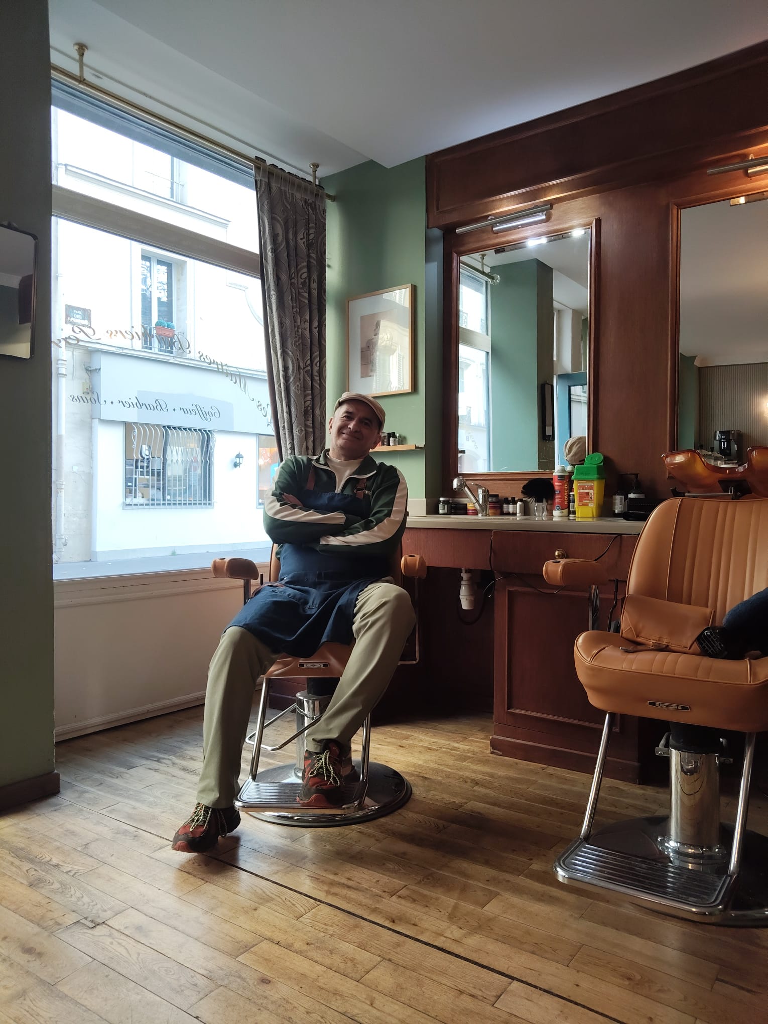 Barbier au travail, salon Apennins Paris 17e