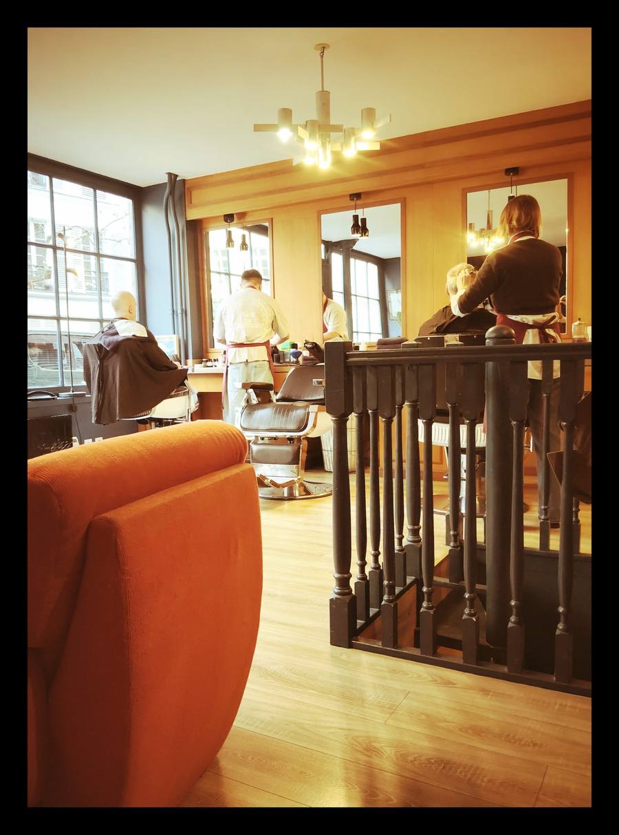 Barbier au travail, salon Coëtlogon Paris 6e