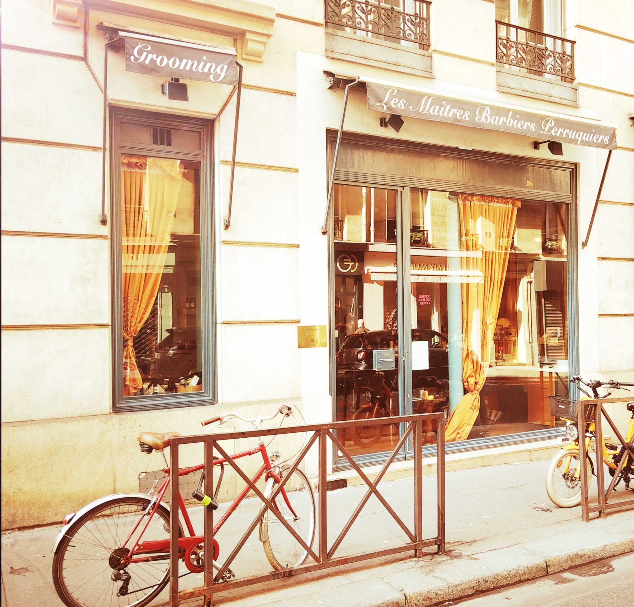 Façade du salon Longchamp — Les Maîtres Barbiers Perruquiers, Paris 16e