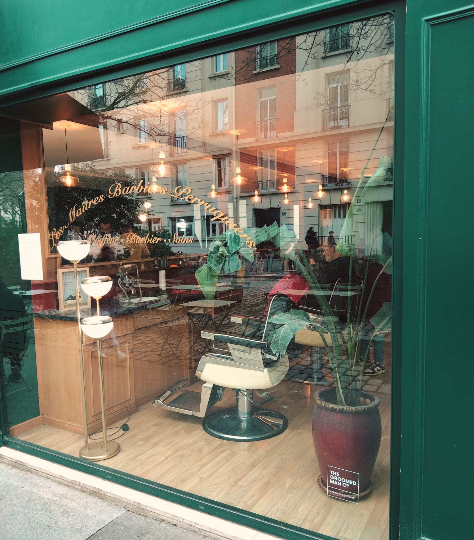 Barbier au travail, salon Séché Paris 15e, rue Léon Séché