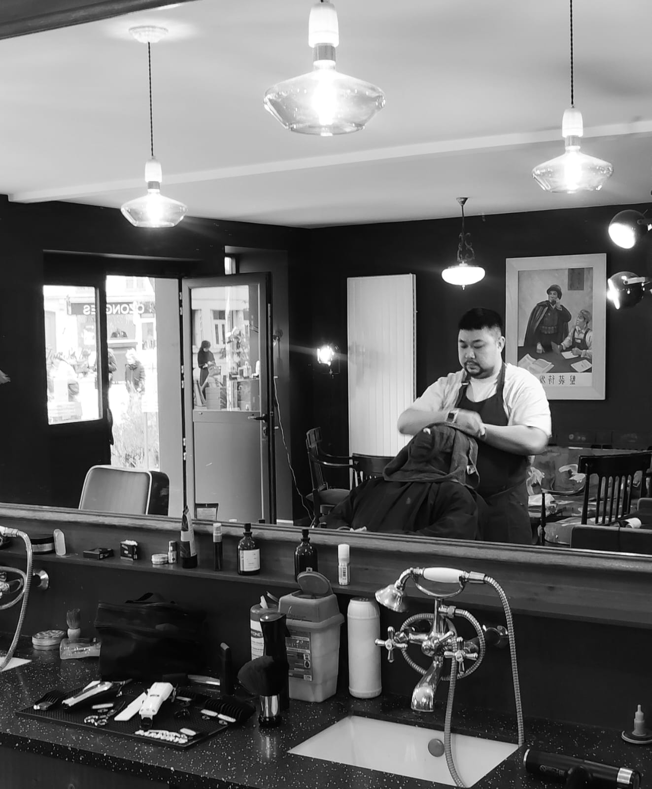 Intérieur salon Séché — miroirs et plan de travail, barbier Paris 15e